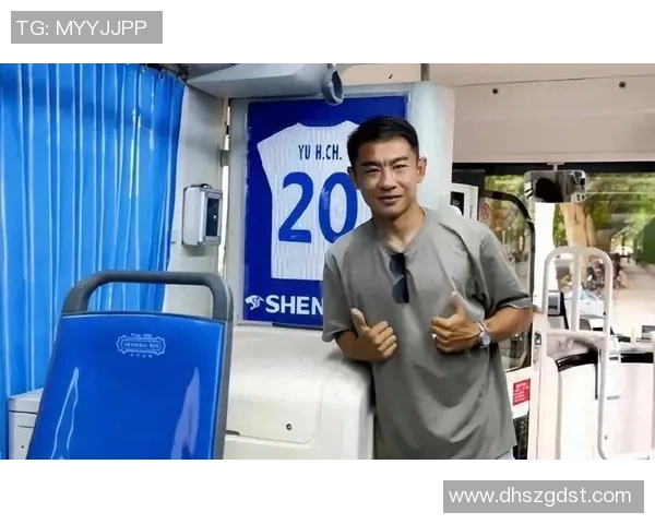 球星亲手赠送足球鞋给球迷小孩 温暖瞬间感动全场 球星亲手赠送足球鞋给球迷小孩 温暖瞬间感动全场